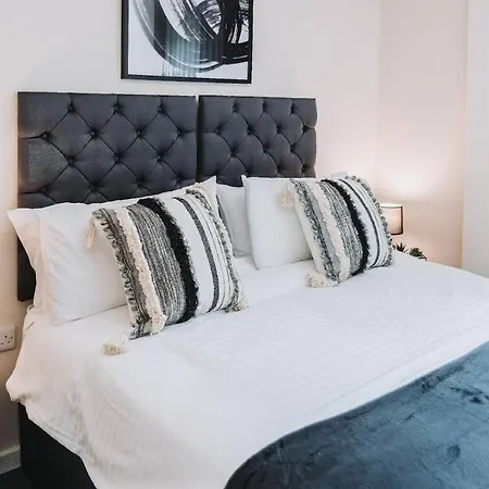 Apartment Near Manchester Centre Ideal Sport Or Gigs Sleeps 6 People-3